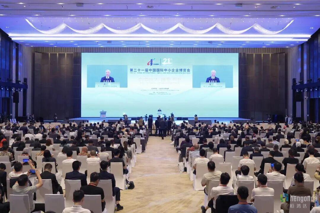 福建省副省长驻足的这台机器 | 恒鸿达AI体育一体机开创全国先河！